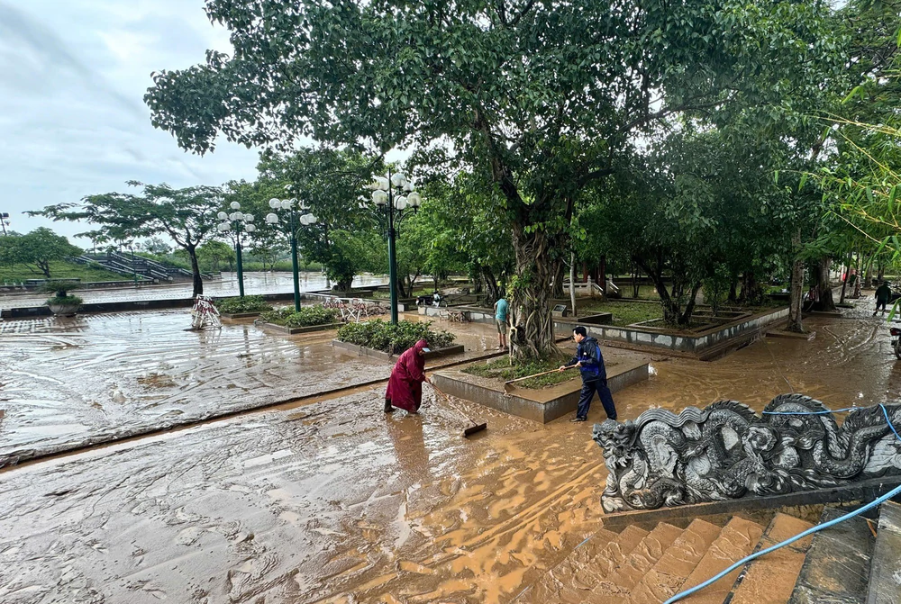 Quảng Trị khẩn trương vệ sinh, khắc phục hậu quả mưa lũ tại các điểm di tích ven sông Thạch Hãn - Ảnh 3.