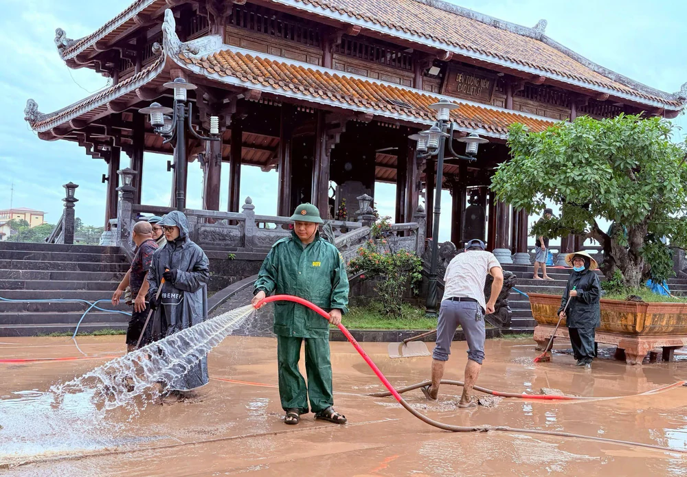 Quảng Trị khẩn trương vệ sinh, khắc phục hậu quả mưa lũ tại các điểm di tích ven sông Thạch Hãn - Ảnh 4.