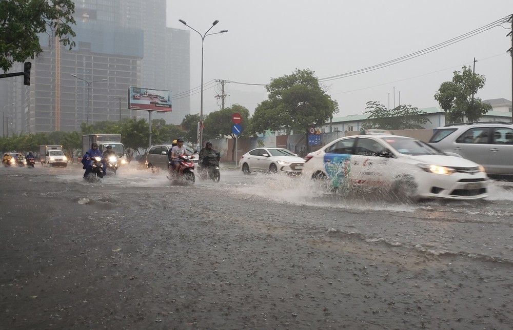 Dự báo thời tiết ngày và đêm 15/9: Hà Nội và nhiều khu vực ở Bắc Bộ mưa to đến rất to - Ảnh 2. Dự báo thời tiết ngày và đêm 15/9: Hà Nội và nhiều khu vực ở Bắc Bộ mưa to đến rất to - Ảnh 2.