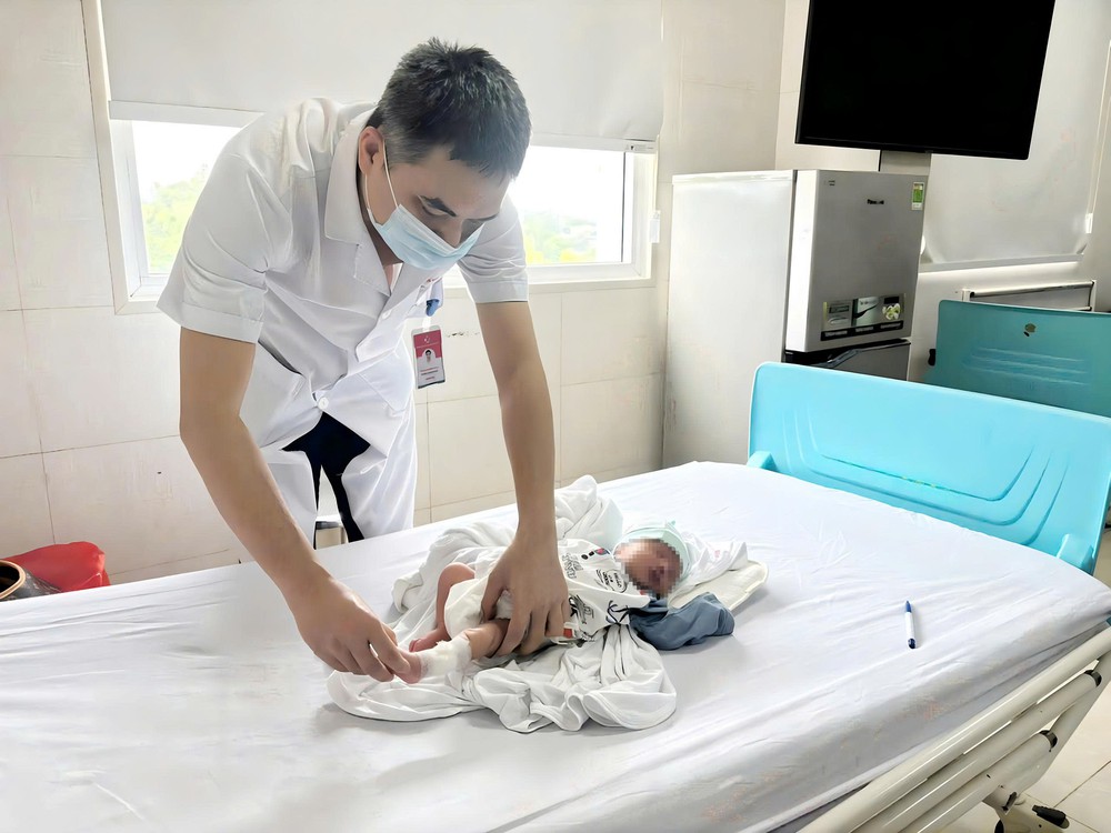 Phẫu thuật cứu cẳng chân bé sơ sinh 12 giờ tuổi bị dải sợi ối thắt nghẹt - Ảnh 3.