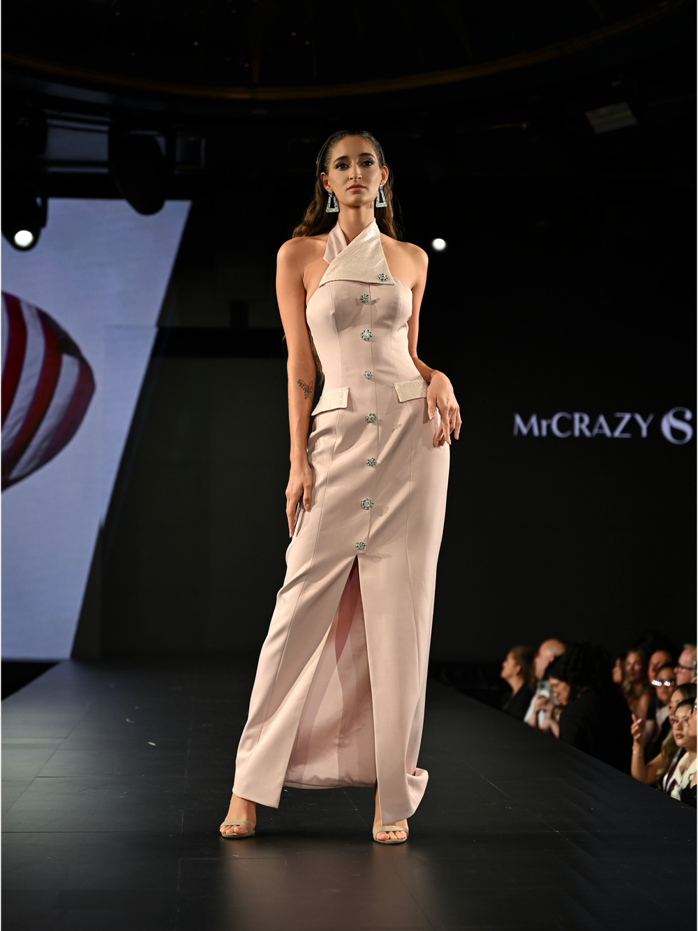 Dấu ấn công nghiệp thời trang Việt Nam trên sàn diễn Runway 7 ở New York - Ảnh 3. Dấu ấn công nghiệp thời trang Việt Nam trên sàn diễn Runway 7 ở New York - Ảnh 3.