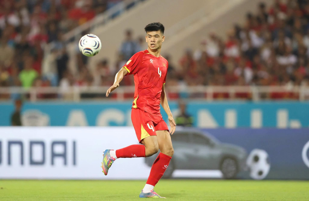 Chân dung trung vệ 19 tuổi cao 1,96 m cầm Quốc kỳ Việt Nam tại Lễ khai mạc ASIAD 2026 - Ảnh 2.