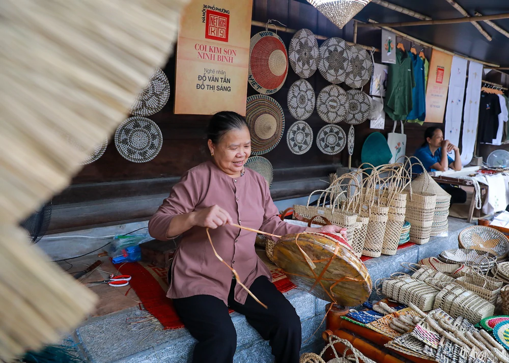 "Dòng chảy di sản" tại Văn Miếu - Quốc Tử Giám (kỳ 2): Kiến tạo nguồn lực cho phát triển công nghiệp văn hóa - Ảnh 4. "Dòng chảy di sản" tại Văn Miếu - Quốc Tử Giám (kỳ 2): Kiến tạo nguồn lực cho phát triển công nghiệp văn hóa - Ảnh 4.