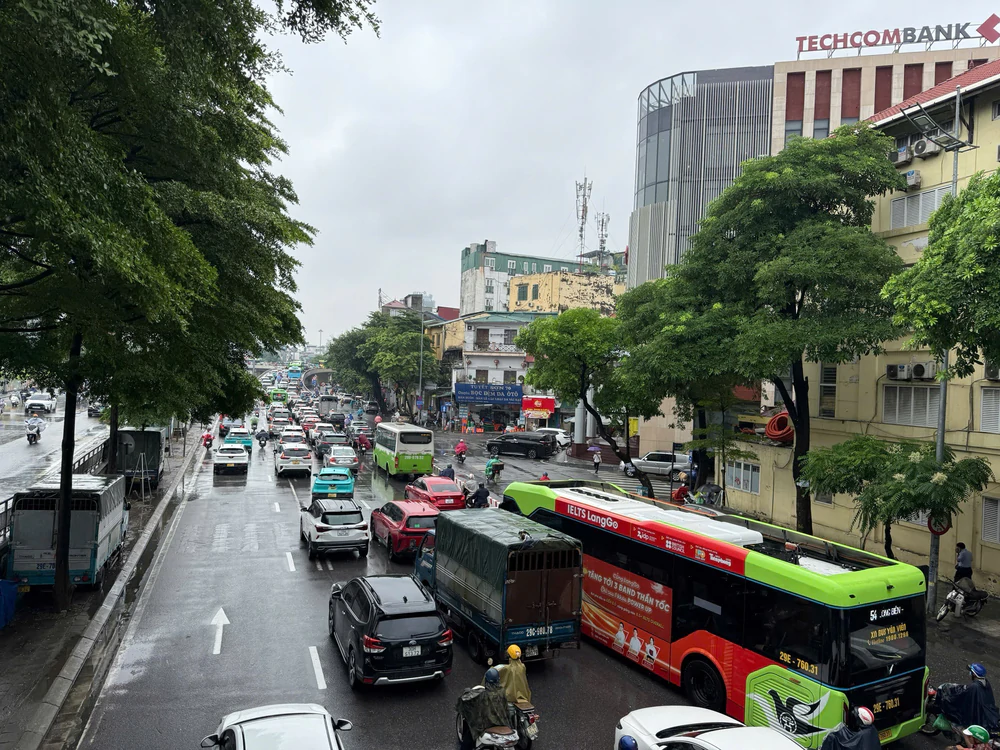 Giao thông Hà Nội ùn tắc nhiều nơi sau mưa lớn - Ảnh 8. Giao thông Hà Nội ùn tắc nhiều nơi sau mưa lớn - Ảnh 8.