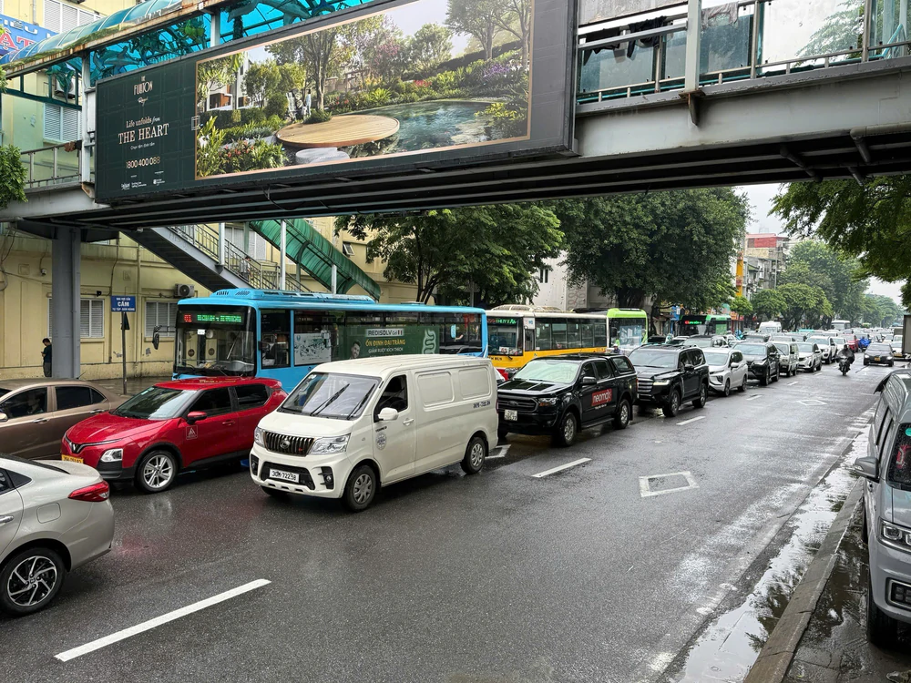 Giao thông Hà Nội ùn tắc nhiều nơi sau mưa lớn - Ảnh 7. Giao thông Hà Nội ùn tắc nhiều nơi sau mưa lớn - Ảnh 7.