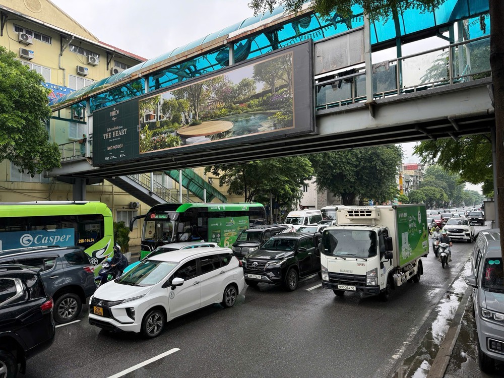 Giao thông Hà Nội ùn tắc nhiều nơi sau mưa lớn - Ảnh 6. Giao thông Hà Nội ùn tắc nhiều nơi sau mưa lớn - Ảnh 6.