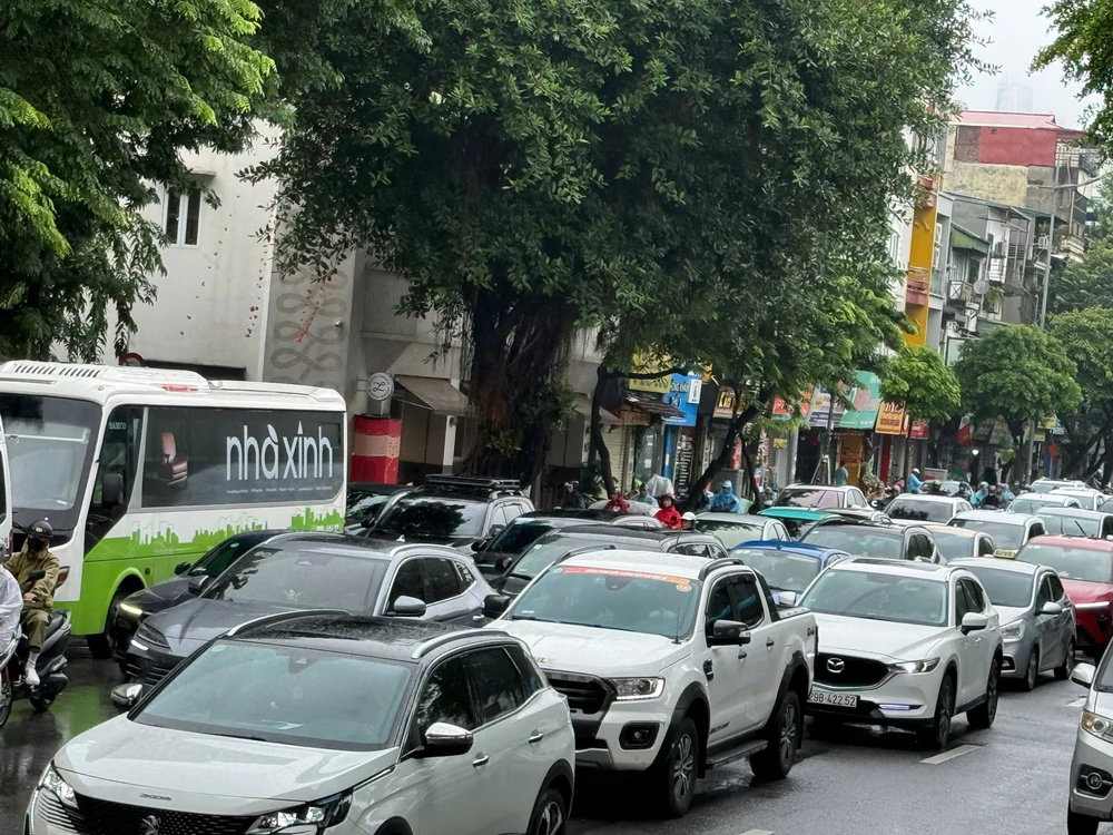 Giao thông Hà Nội ùn tắc nhiều nơi sau mưa lớn - Ảnh 5. Giao thông Hà Nội ùn tắc nhiều nơi sau mưa lớn - Ảnh 5.