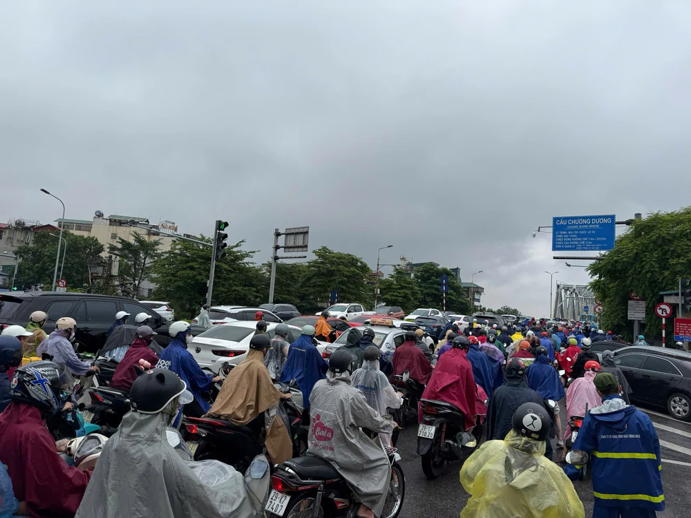 Giao thông Hà Nội ùn tắc nhiều nơi sau mưa lớn - Ảnh 2. Giao thông Hà Nội ùn tắc nhiều nơi sau mưa lớn - Ảnh 2.