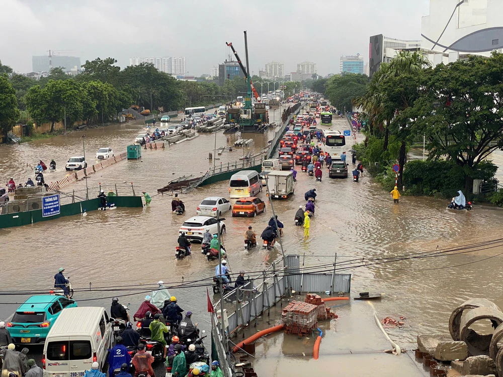 Mưa mưa lớn kéo dài, Hà Nội ngập nhiều tuyến phố - Ảnh 4. Mưa mưa lớn kéo dài, Hà Nội ngập nhiều tuyến phố - Ảnh 4.