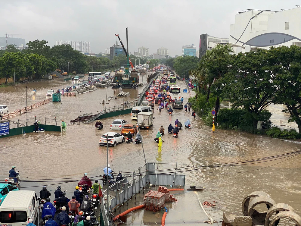Mưa mưa lớn kéo dài, Hà Nội ngập nhiều tuyến phố - Ảnh 3. Mưa mưa lớn kéo dài, Hà Nội ngập nhiều tuyến phố - Ảnh 3.