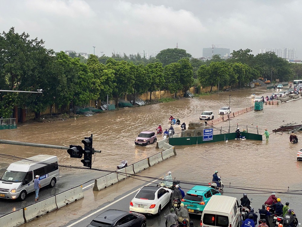 Mưa mưa lớn kéo dài, Hà Nội ngập nhiều tuyến phố - Ảnh 2. Mưa mưa lớn kéo dài, Hà Nội ngập nhiều tuyến phố - Ảnh 2.