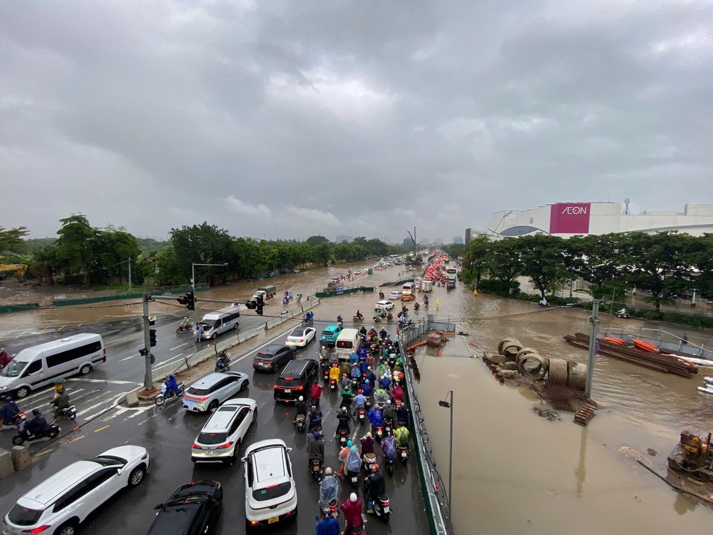 Mưa mưa lớn kéo dài, Hà Nội ngập nhiều tuyến phố - Ảnh 1. Mưa mưa lớn kéo dài, Hà Nội ngập nhiều tuyến phố - Ảnh 1.