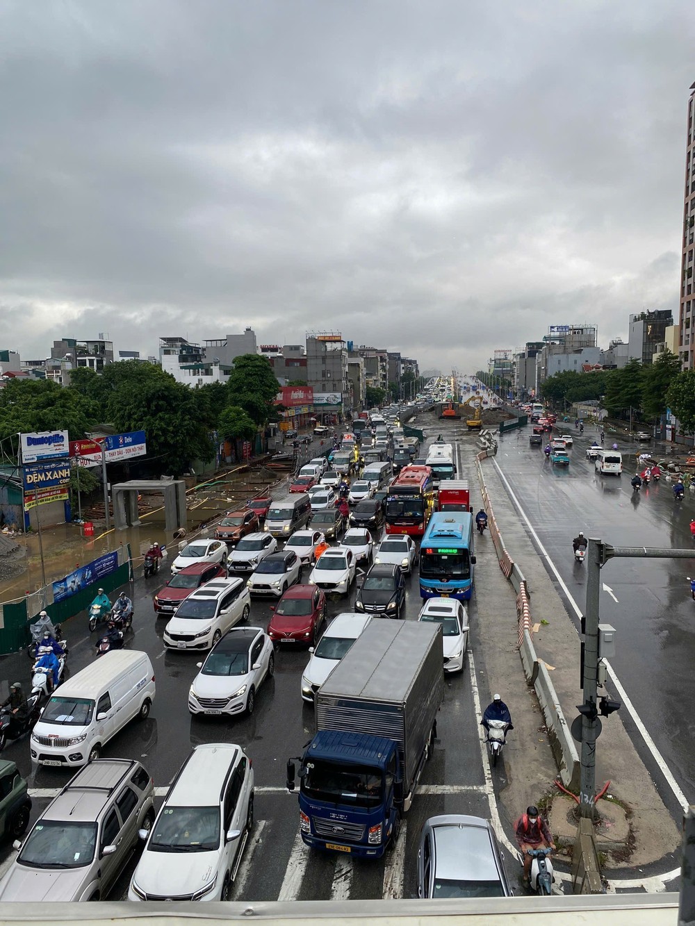 Mưa mưa lớn kéo dài, Hà Nội ngập nhiều tuyến phố - Ảnh 6. Mưa mưa lớn kéo dài, Hà Nội ngập nhiều tuyến phố - Ảnh 6.
