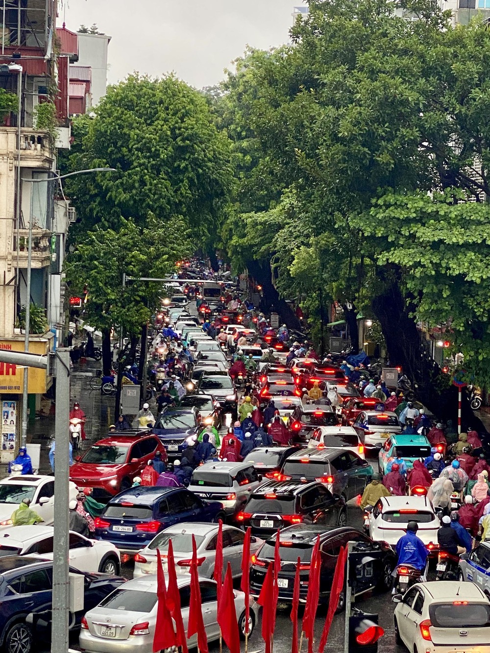 Hà Nội ùn tắc giao thông giờ cao điểm buổi sáng - Ảnh 5. Hà Nội ùn tắc giao thông giờ cao điểm buổi sáng - Ảnh 5.