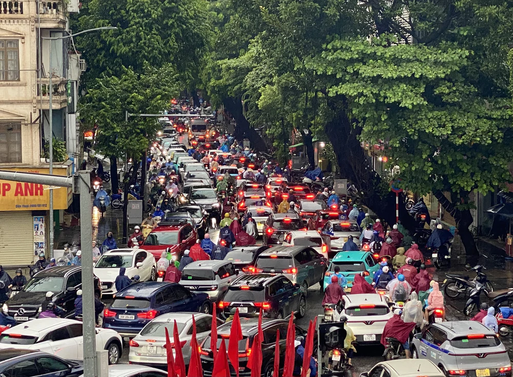 Mưa mưa lớn kéo dài, Hà Nội ngập nhiều tuyến phố - Ảnh 7. Mưa mưa lớn kéo dài, Hà Nội ngập nhiều tuyến phố - Ảnh 7.