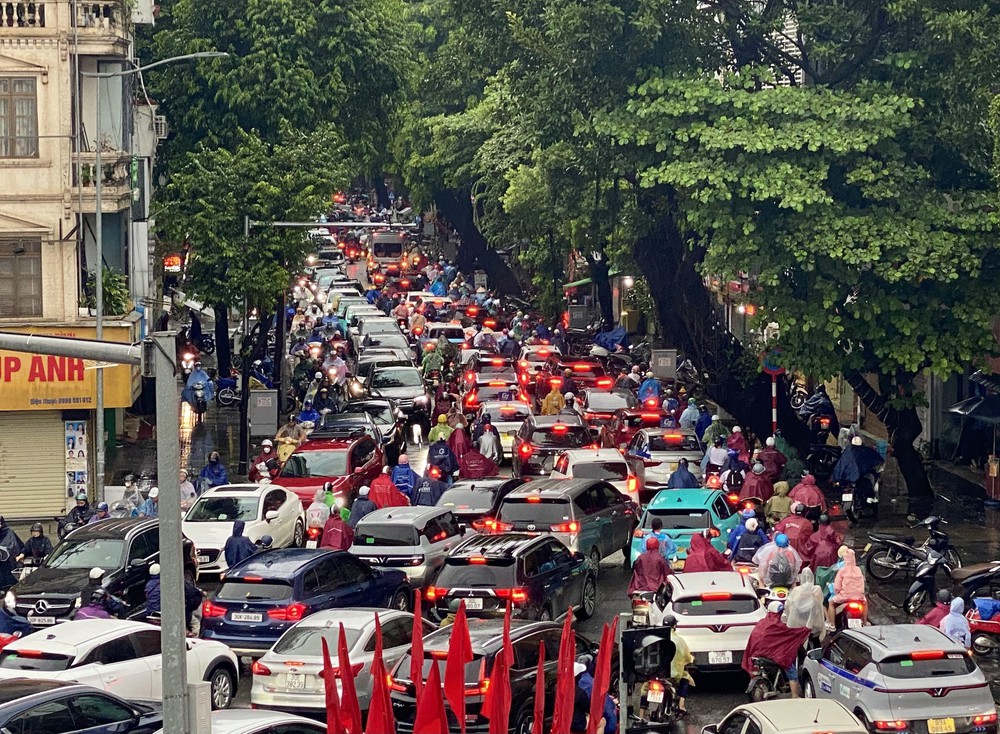 Hà Nội ùn tắc giao thông giờ cao điểm buổi sáng - Ảnh 6. Hà Nội ùn tắc giao thông giờ cao điểm buổi sáng - Ảnh 6.