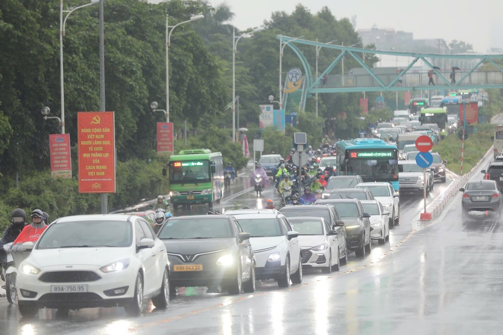 Hà Nội ùn tắc giao thông giờ cao điểm buổi sáng - Ảnh 2. Hà Nội ùn tắc giao thông giờ cao điểm buổi sáng - Ảnh 2.