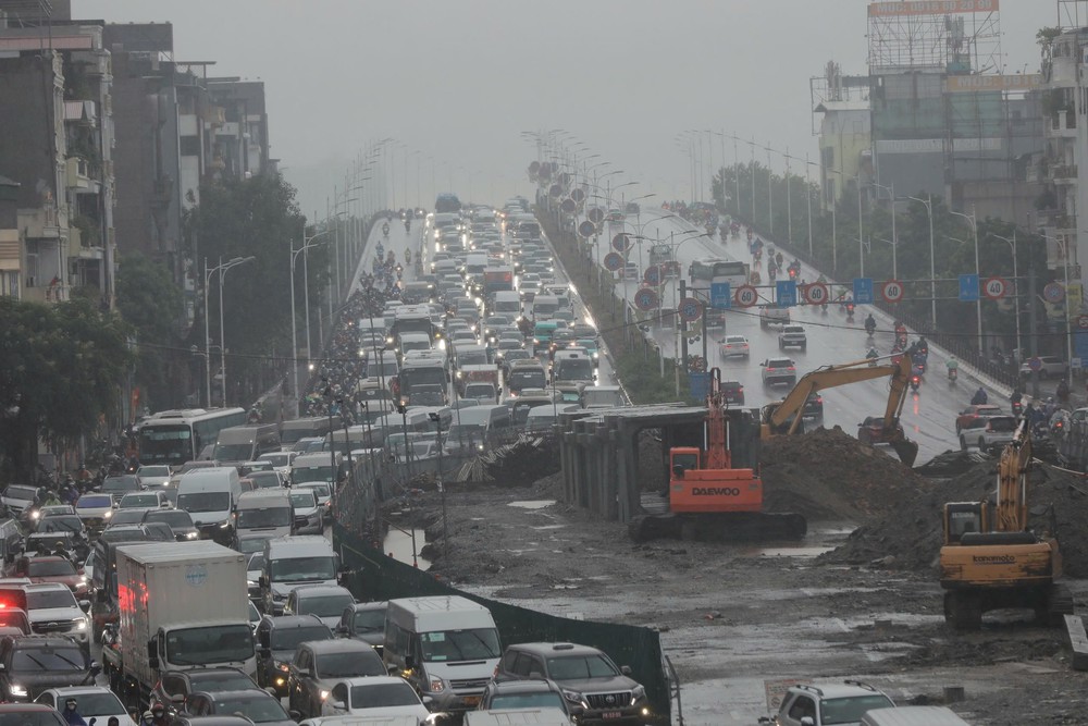 Hà Nội ùn tắc giao thông giờ cao điểm buổi sáng - Ảnh 4. Hà Nội ùn tắc giao thông giờ cao điểm buổi sáng - Ảnh 4.
