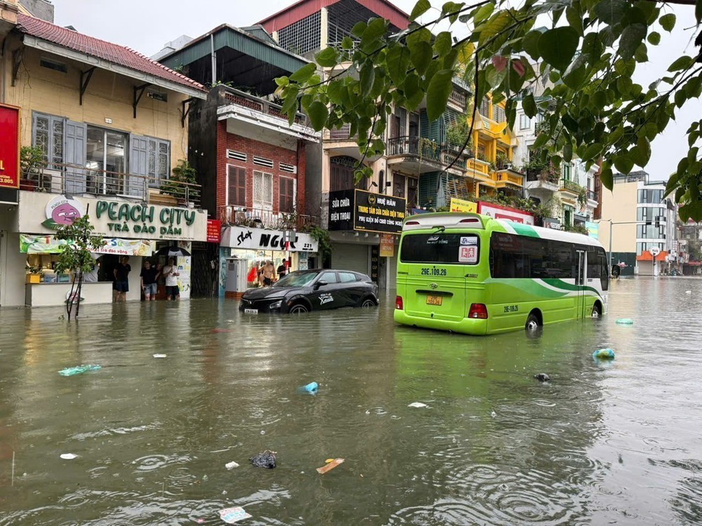 Mưa mưa lớn kéo dài, Hà Nội ngập nhiều tuyến phố - Ảnh 11. Mưa mưa lớn kéo dài, Hà Nội ngập nhiều tuyến phố - Ảnh 11.