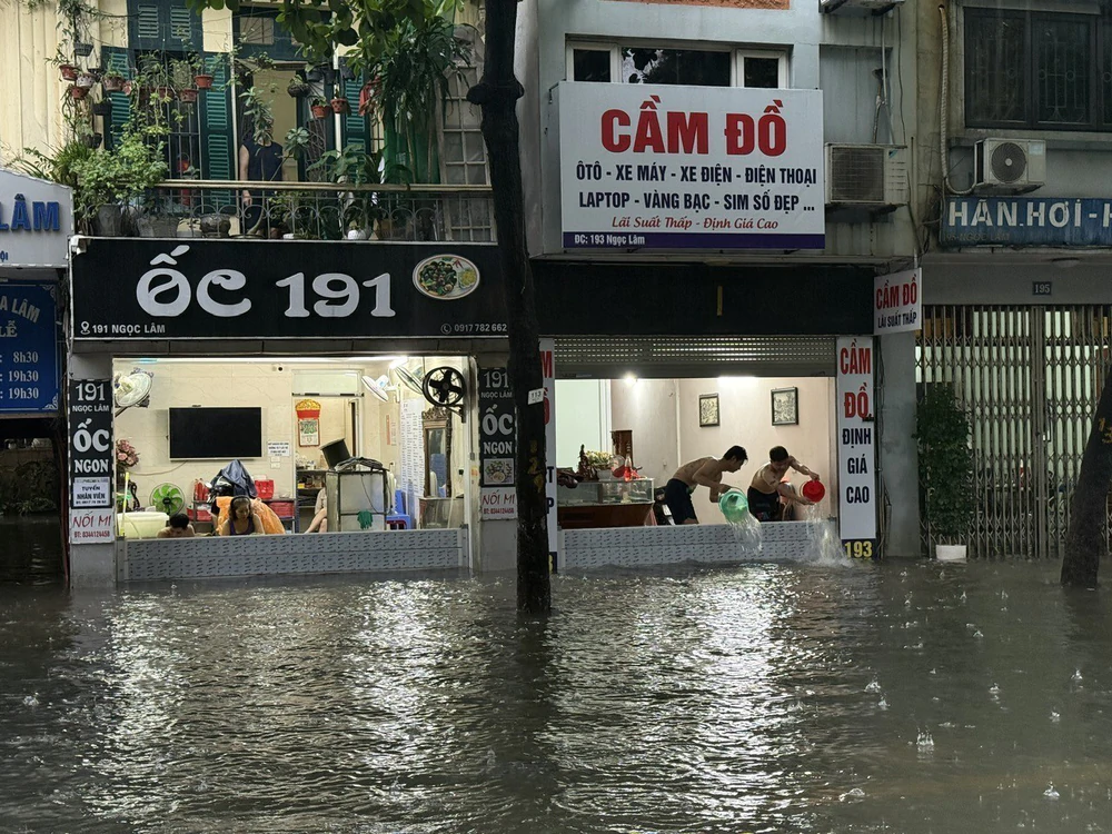 Mưa mưa lớn kéo dài, Hà Nội ngập nhiều tuyến phố - Ảnh 10. Mưa mưa lớn kéo dài, Hà Nội ngập nhiều tuyến phố - Ảnh 10.