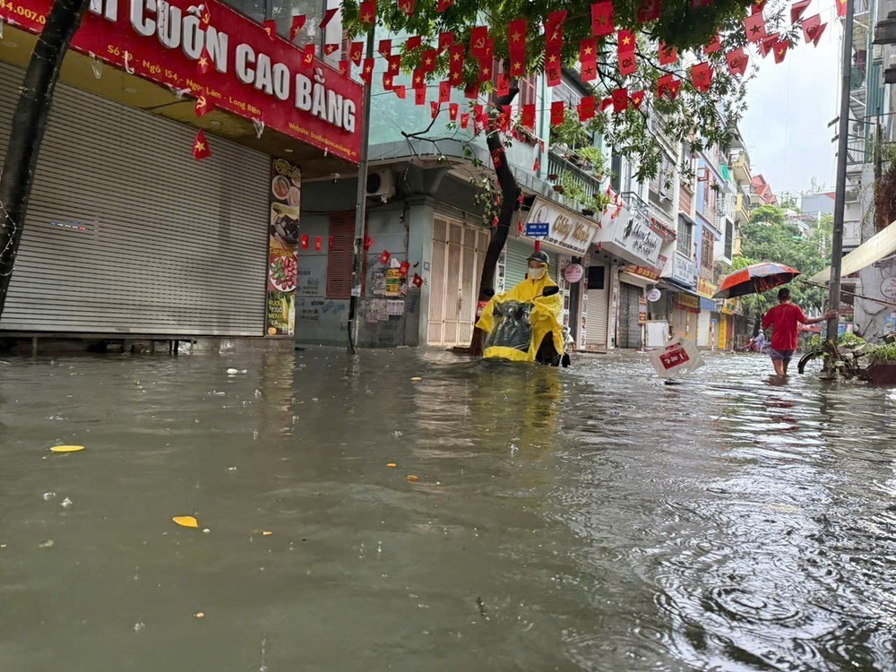 Mưa mưa lớn kéo dài, Hà Nội ngập nhiều tuyến phố - Ảnh 9. Mưa mưa lớn kéo dài, Hà Nội ngập nhiều tuyến phố - Ảnh 9.