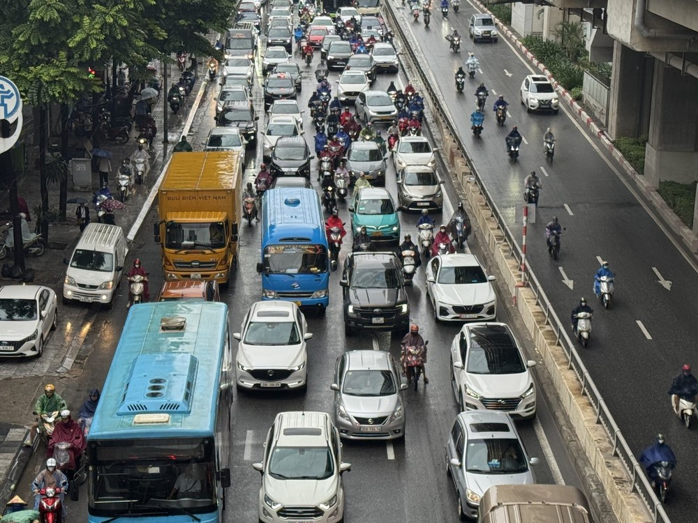 Hà Nội ùn tắc giao thông giờ cao điểm buổi sáng - Ảnh 2. Hà Nội ùn tắc giao thông giờ cao điểm buổi sáng - Ảnh 2.