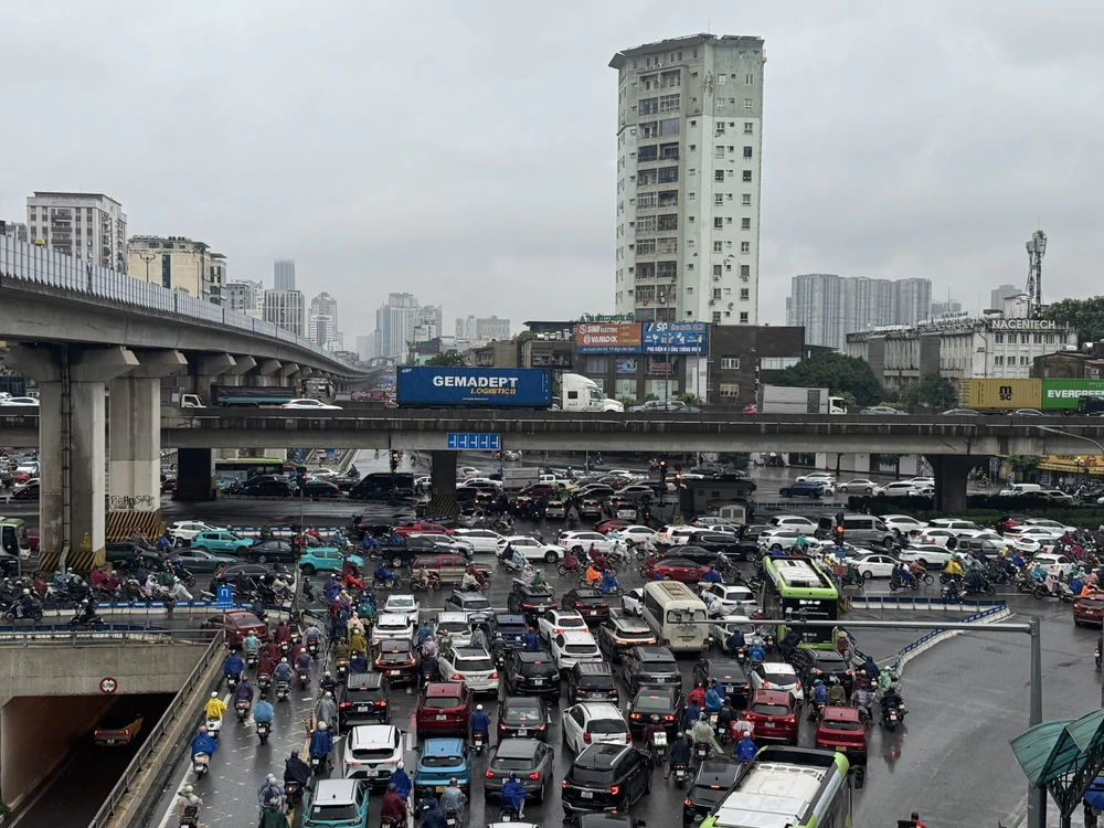 Hà Nội ùn tắc giao thông giờ cao điểm buổi sáng - Ảnh 1. Hà Nội ùn tắc giao thông giờ cao điểm buổi sáng - Ảnh 1.