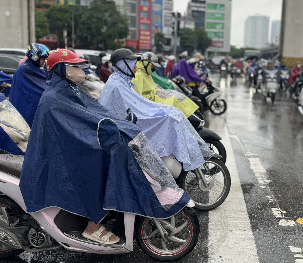 Hà Nội ùn tắc giao thông giờ cao điểm buổi sáng - Ảnh 4. Hà Nội ùn tắc giao thông giờ cao điểm buổi sáng - Ảnh 4.