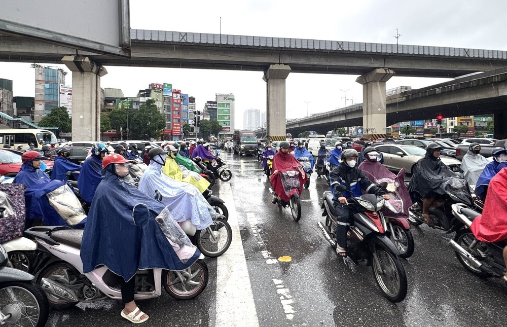 Hà Nội ùn tắc giao thông giờ cao điểm buổi sáng - Ảnh 3. Hà Nội ùn tắc giao thông giờ cao điểm buổi sáng - Ảnh 3.