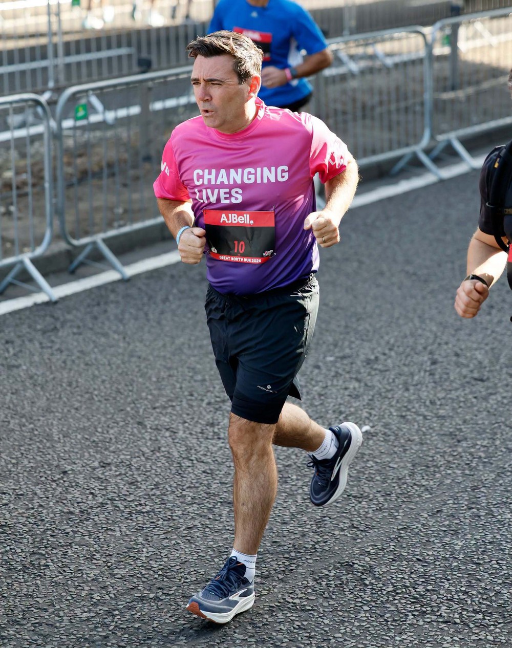 Thủ tướng Anh Andy Burnham đã hoàn thành Great North Run, một trong những giải bán marathon nổi tiếng nhất thế giới, với thành tích 1 giờ 57 phút 34 giây. Ảnh: FB Manchester Evening News Thủ tướng Anh Andy Burnham đã hoàn thành Great North Run, một trong những giải bán marathon nổi tiếng nhất thế giới, với thành tích 1 giờ 57 phút 34 giây. Ảnh: FB Manchester Evening News