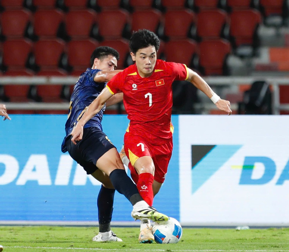 Bóng lăn trên bàn phím: CĐV nhớ Đình Bắc sau màn trình diễn của U23 Việt Nam - Ảnh 1. Bóng lăn trên bàn phím: CĐV nhớ Đình Bắc sau màn trình diễn của U23 Việt Nam - Ảnh 1.