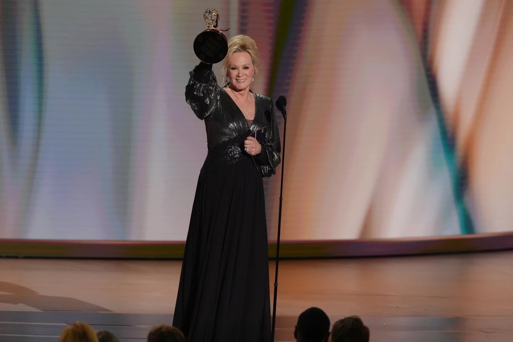 Jean Smart làm nên lịch sử giải Emmy với 5 lần liên tiếp thắng giải nhờ "Hacks" - Ảnh 2. Jean Smart làm nên lịch sử giải Emmy với 5 lần liên tiếp thắng giải nhờ "Hacks" - Ảnh 2.