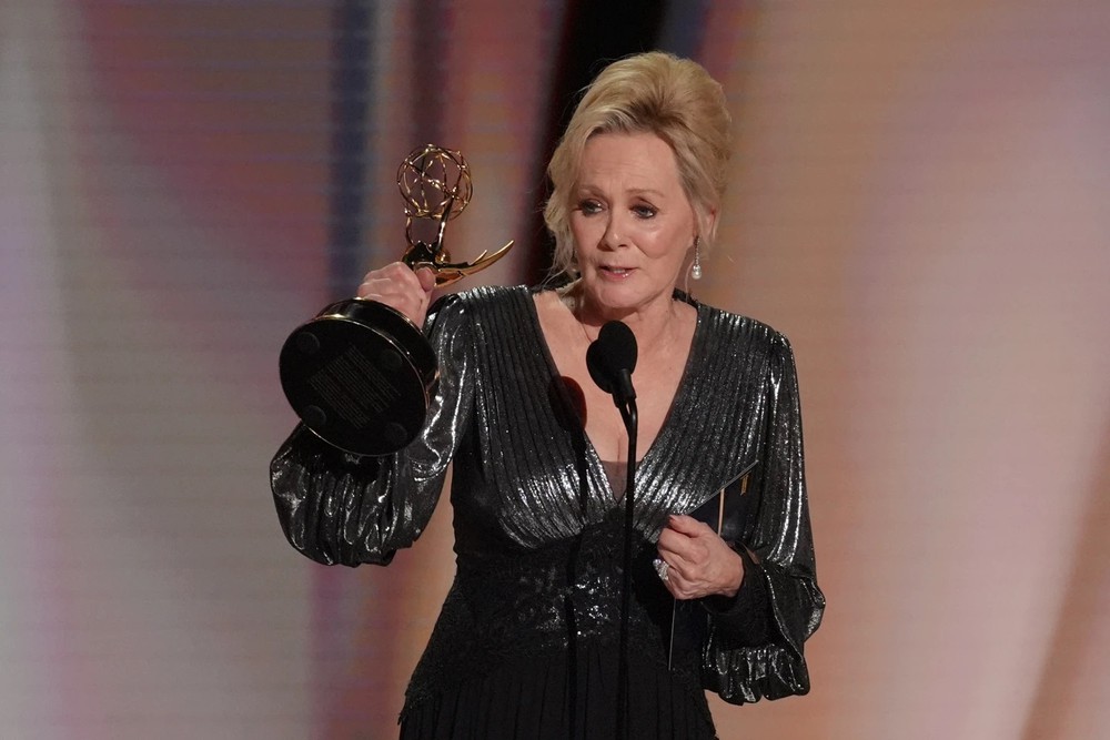 Jean Smart làm nên lịch sử giải Emmy với 5 lần liên tiếp thắng giải nhờ "Hacks" - Ảnh 9. Jean Smart làm nên lịch sử giải Emmy với 5 lần liên tiếp thắng giải nhờ "Hacks" - Ảnh 9.