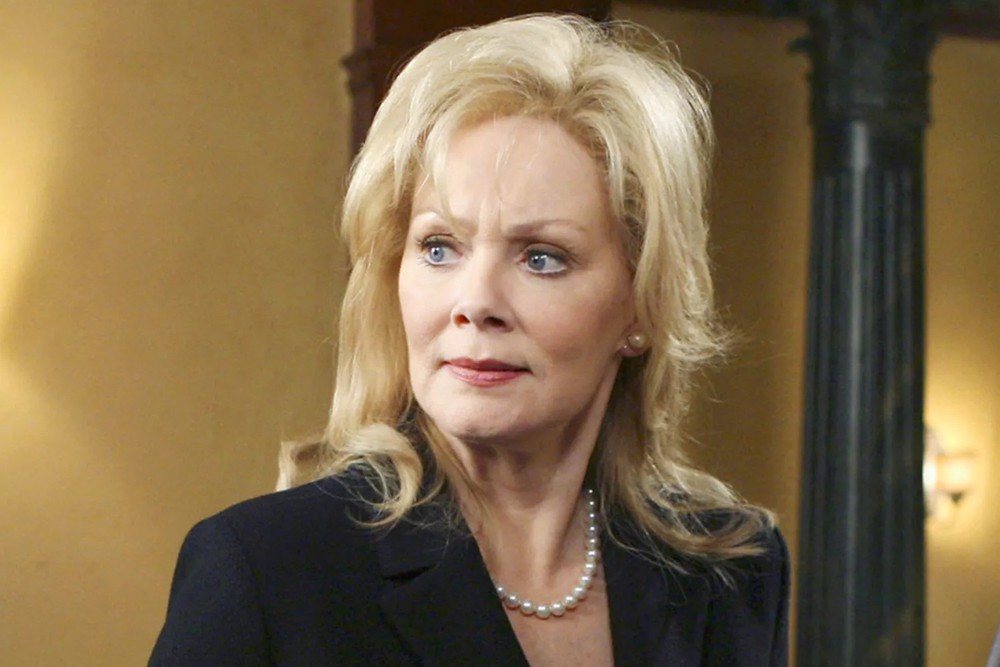 Jean Smart làm nên lịch sử giải Emmy với 5 lần liên tiếp thắng giải nhờ "Hacks" - Ảnh 7. Jean Smart làm nên lịch sử giải Emmy với 5 lần liên tiếp thắng giải nhờ "Hacks" - Ảnh 7.