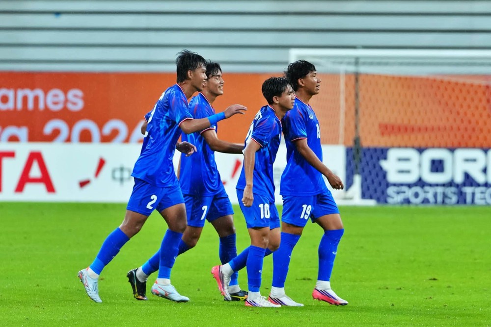 U23 Thái Lan đã tạo nên màn ngược dòng đầy kịch tính trước U23 Kyrgyzstan ở bảng A môn bóng đá nam ASIAD 2026. Bị dẫn trước tới 2 bàn, "Voi chiến" thi đấu bùng nổ trong hiệp 2 để ghi liền 3 bàn, qua đó giành chiến thắng 3-2. Ảnh: FAT U23 Thái Lan đã tạo nên màn ngược dòng đầy kịch tính trước U23 Kyrgyzstan ở bảng A môn bóng đá nam ASIAD 2026. Bị dẫn trước tới 2 bàn, "Voi chiến" thi đấu bùng nổ trong hiệp 2 để ghi liền 3 bàn, qua đó giành chiến thắng 3-2. Ảnh: FAT