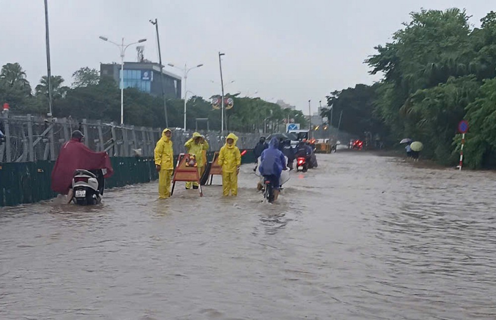 Dự báo thời tiết ngày và đêm 17/9: Mưa lớn vẫn tiếp diễn ở miền Bắc, cảnh báo dông lốc tại Hà Nội - Ảnh 1. Dự báo thời tiết ngày và đêm 17/9: Mưa lớn vẫn tiếp diễn ở miền Bắc, cảnh báo dông lốc tại Hà Nội - Ảnh 1.