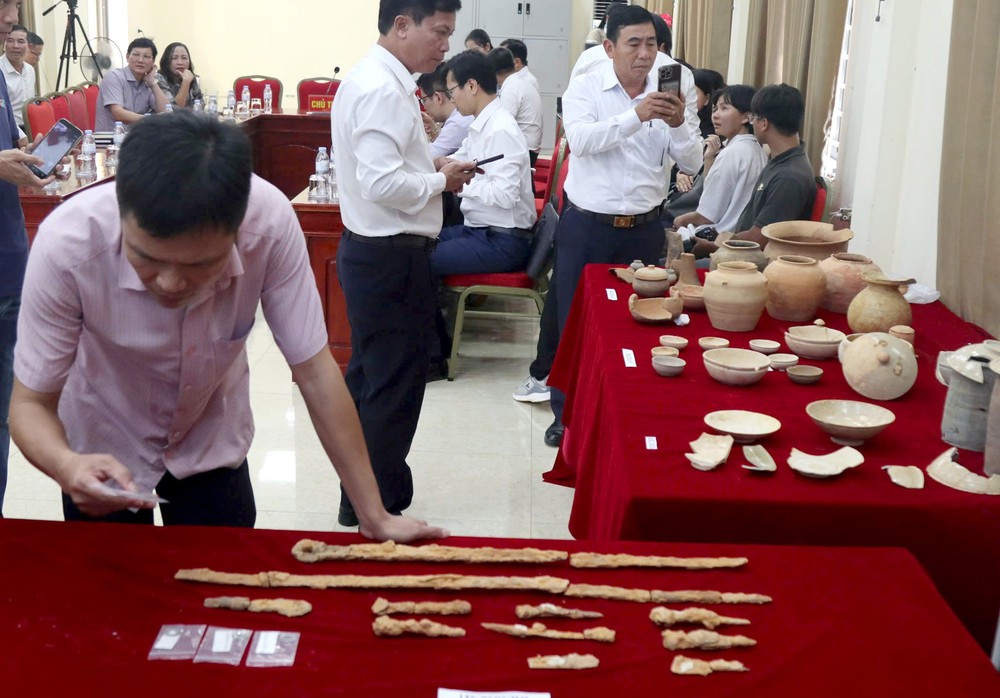 Nghệ An: Phát hiện nhiều hiện vật quý trong 2 ngôi mộ cổ - Ảnh 1. Nghệ An: Phát hiện nhiều hiện vật quý trong 2 ngôi mộ cổ - Ảnh 1.