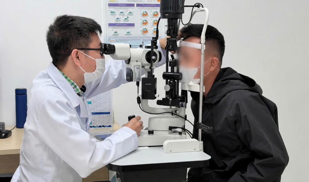 Tìm lại ánh nhìn thẳng sau hơn 30 năm sống chung với lác mắt - Ảnh 1. Tìm lại ánh nhìn thẳng sau hơn 30 năm sống chung với lác mắt - Ảnh 1.
