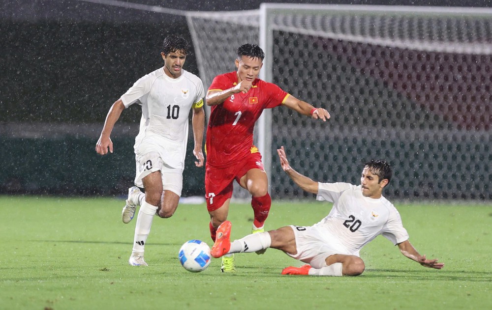 Tin nóng bóng đá Việt hôm nay 18/9: U23 Việt Nam luyện chống bài ném biên; U15 Việt Nam cùng bảng Brunei tại World Cup - Ảnh 1. Tin nóng bóng đá Việt hôm nay 18/9: U23 Việt Nam luyện chống bài ném biên; U15 Việt Nam cùng bảng Brunei tại World Cup - Ảnh 1.