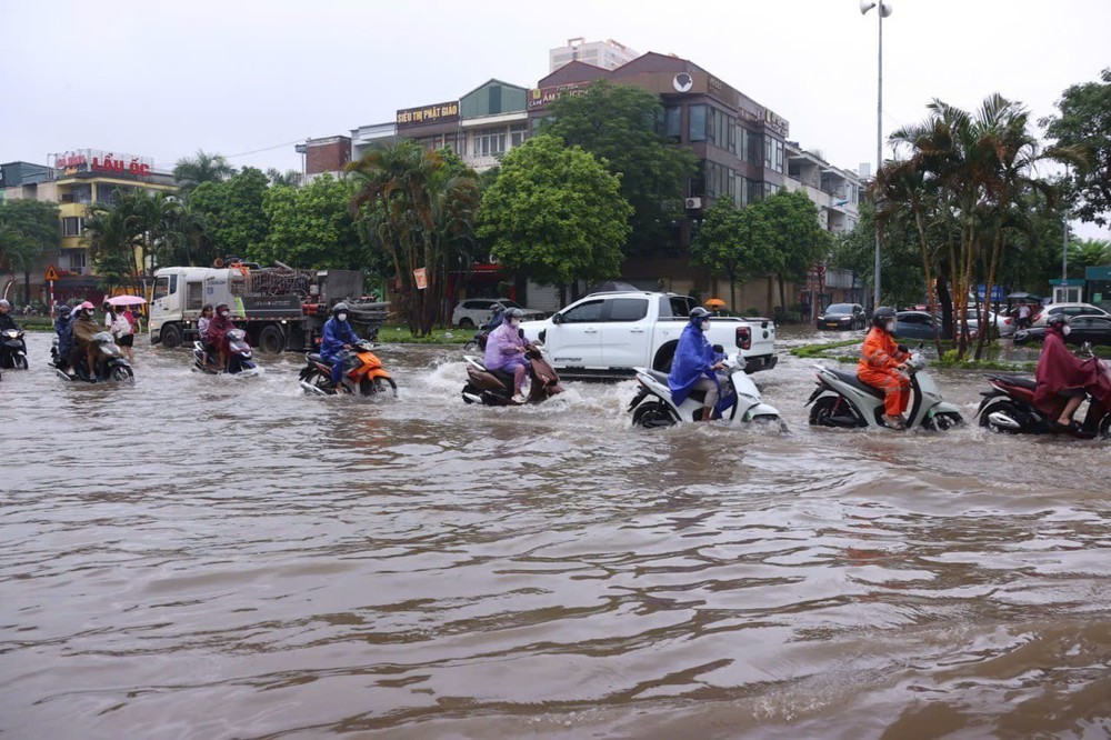 Hà Nội mưa không dứt, giao thông ùn tắc - Ảnh 4.