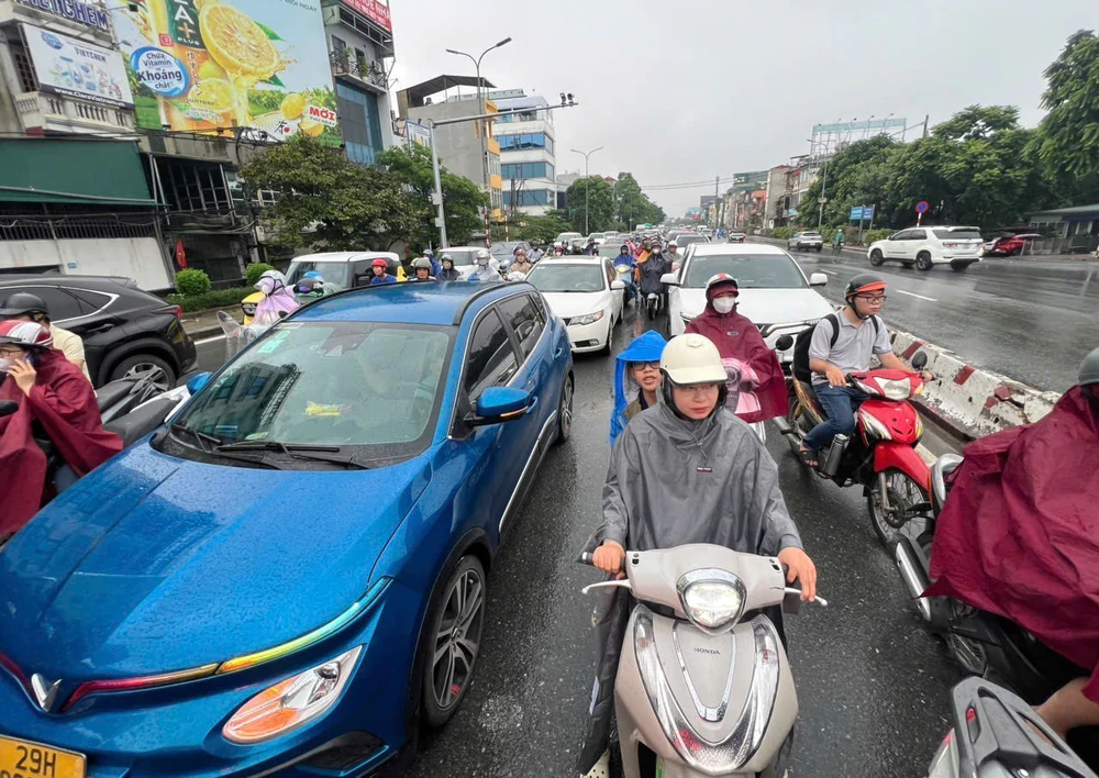 Hà Nội: Mưa lớn khiến một số tuyến phố ngập úng, giao thông ùn tắc - Ảnh 1. Hà Nội: Mưa lớn khiến một số tuyến phố ngập úng, giao thông ùn tắc - Ảnh 1.