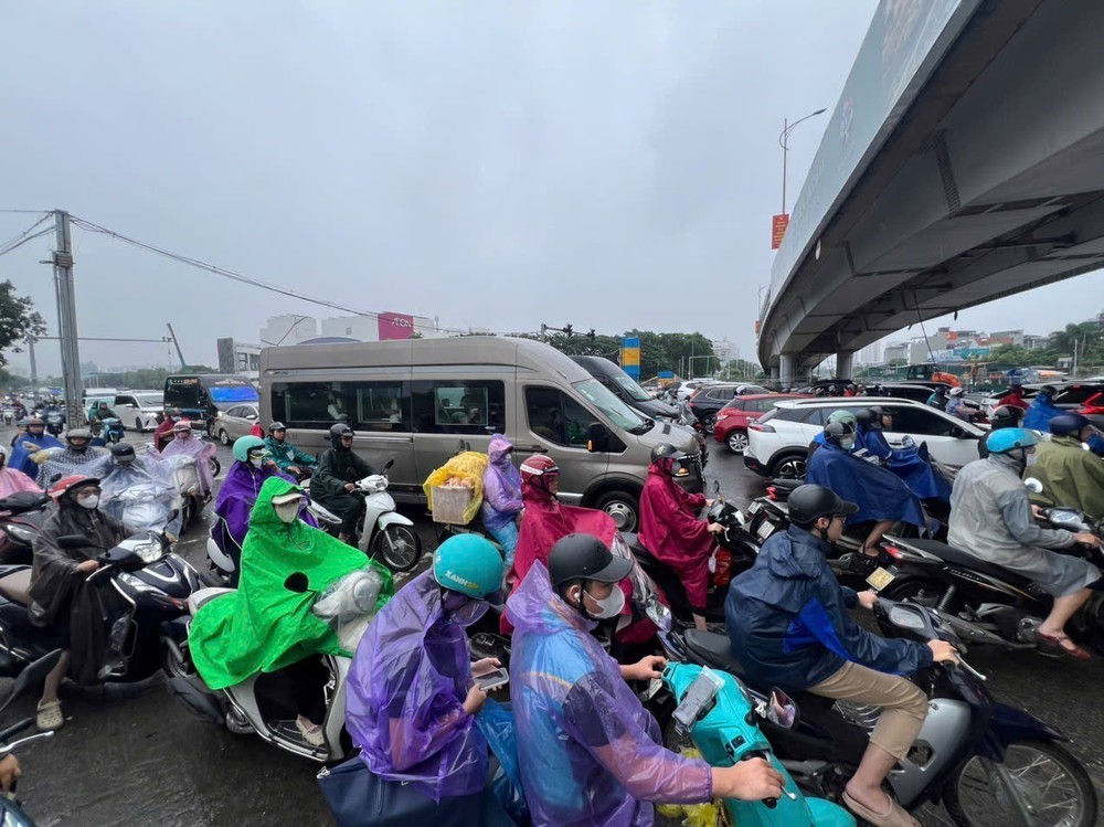 Hà Nội mưa không dứt, giao thông ùn tắc - Ảnh 1.