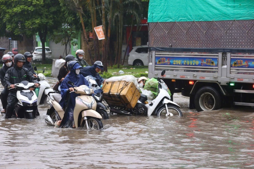 Hà Nội mưa không dứt, giao thông ùn tắc - Ảnh 7.