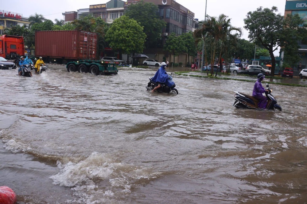 Hà Nội mưa không dứt, giao thông ùn tắc - Ảnh 5.