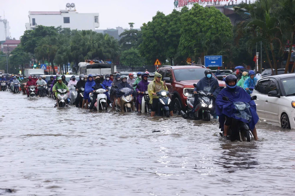 Hà Nội mưa không dứt, giao thông ùn tắc - Ảnh 6.