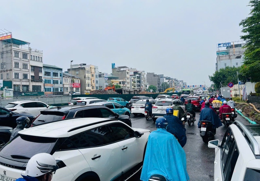 Hà Nội mưa không dứt, giao thông ùn tắc - Ảnh 2.
