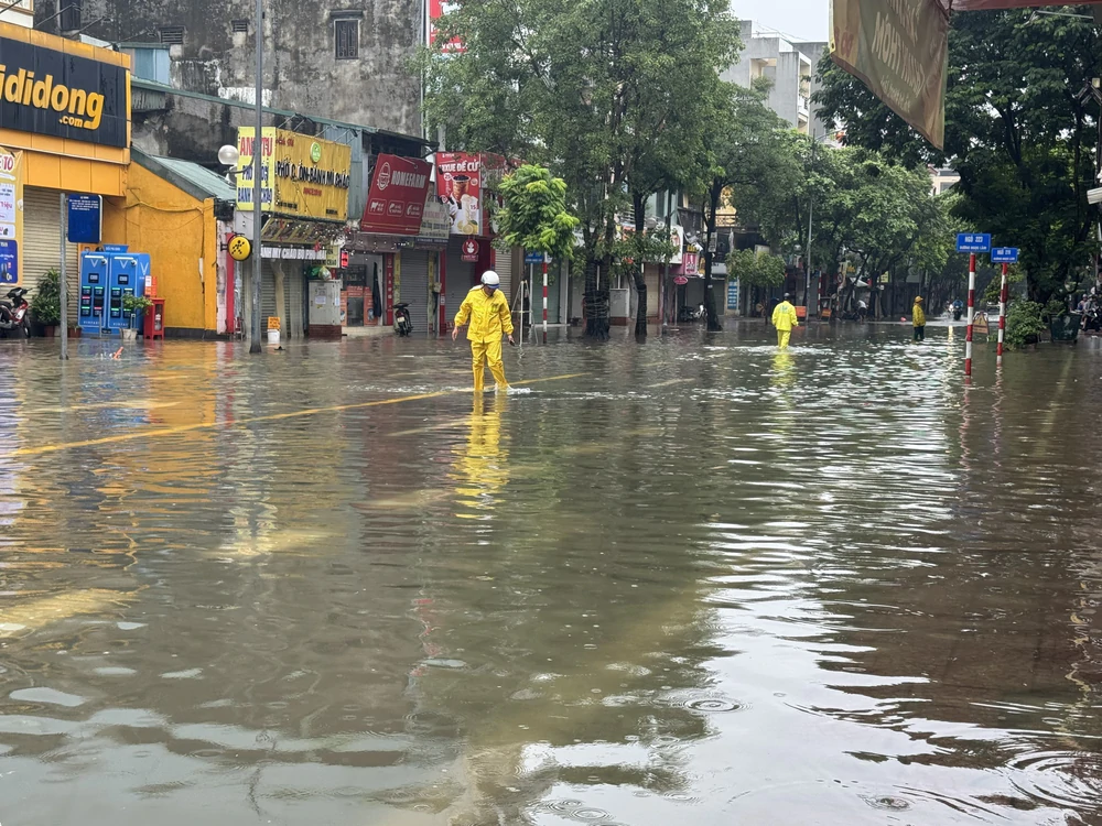 Hà Nội: Mưa lớn khiến nhiều điểm trên các tuyến phố ngập úng, giao thông ùn tắc - Ảnh 2. Hà Nội: Mưa lớn khiến nhiều điểm trên các tuyến phố ngập úng, giao thông ùn tắc - Ảnh 2.