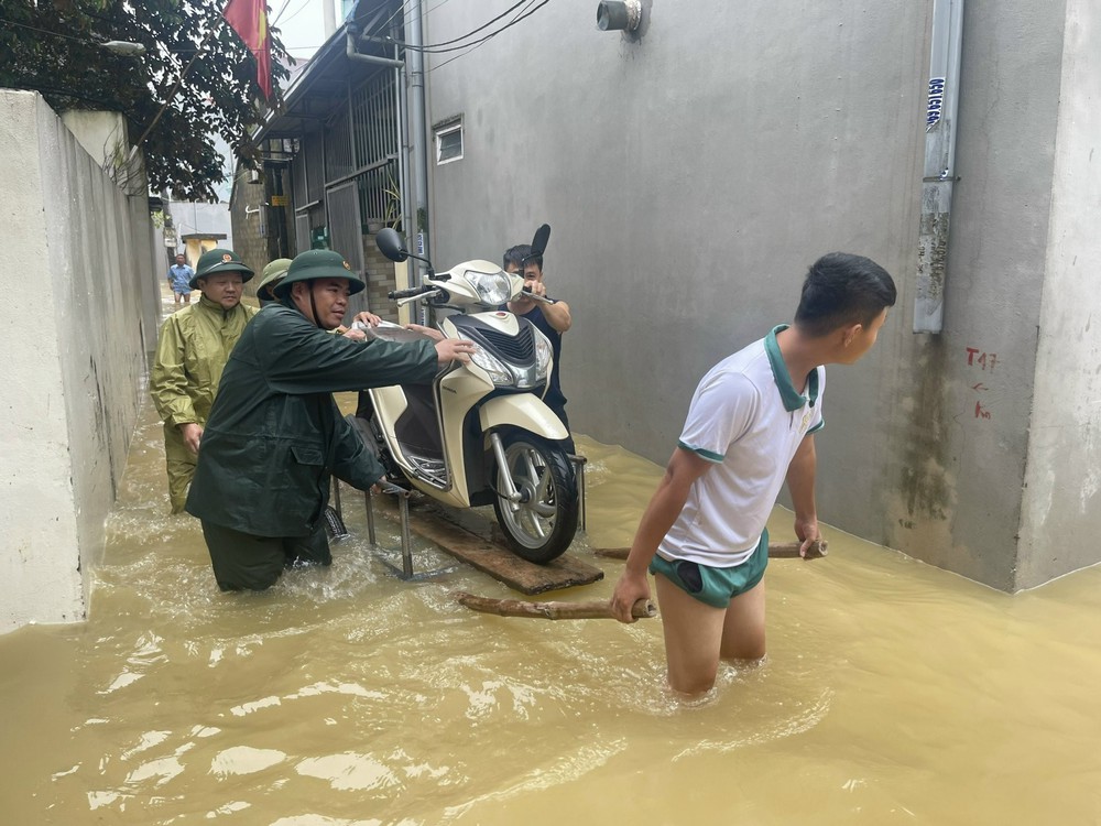 Hà Nội: "Rốn lũ" Trần Phú căng mình chống lũ - Ảnh 4. Hà Nội: "Rốn lũ" Trần Phú căng mình chống lũ - Ảnh 4.