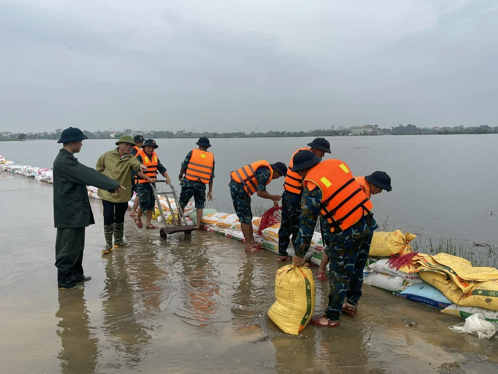 Hà Nội: "Rốn lũ" Trần Phú căng mình chống lũ - Ảnh 6. Hà Nội: "Rốn lũ" Trần Phú căng mình chống lũ - Ảnh 6.