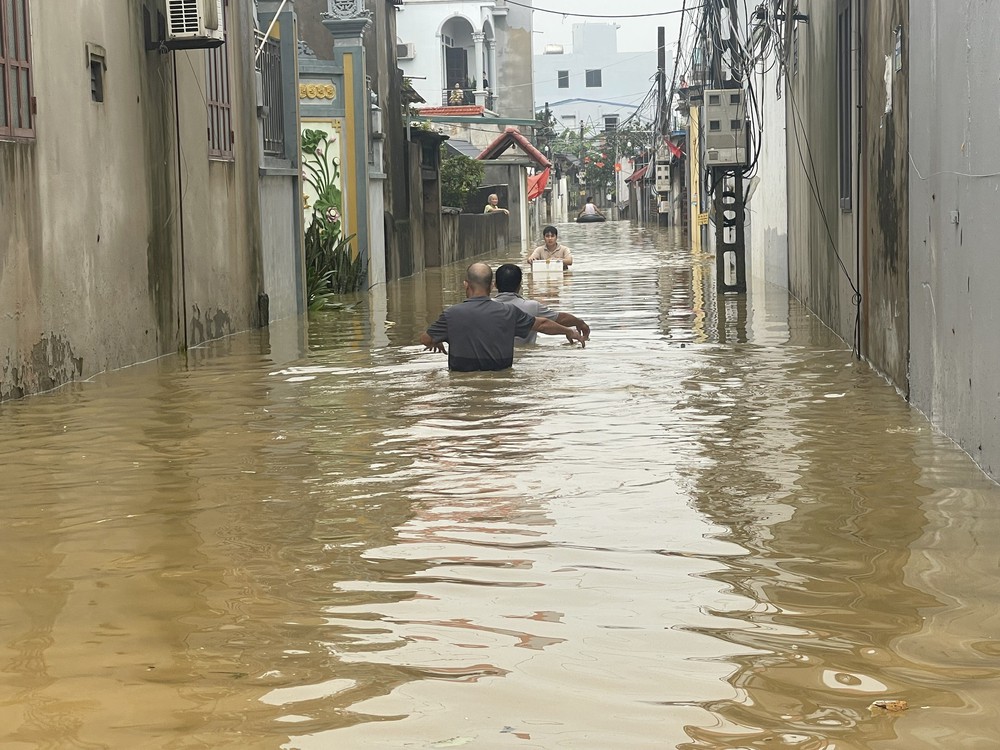 Hà Nội: "Rốn lũ" Trần Phú căng mình chống lũ - Ảnh 2. Hà Nội: "Rốn lũ" Trần Phú căng mình chống lũ - Ảnh 2.